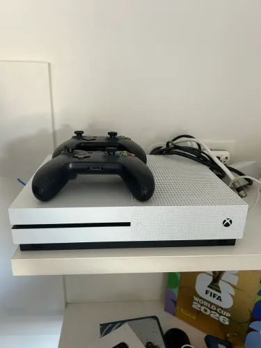 XBOX ONE 1 terá. 2 controles