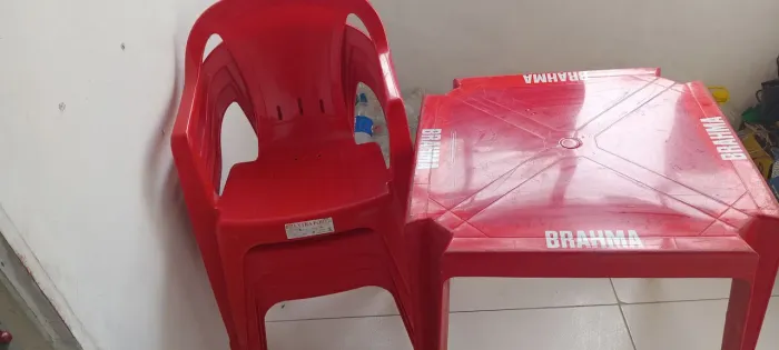 4 cadeiras e uma mesa 350
