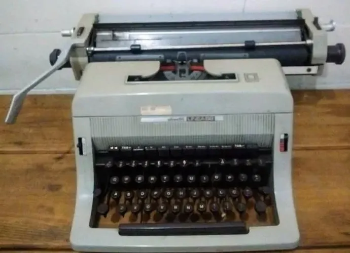 Máquina de escrever Olivetti Linea 88