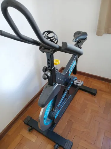 Bicicleta de spinning Euro Fitness modelo EF-100.Porte profissional, roda inércia de 31kg