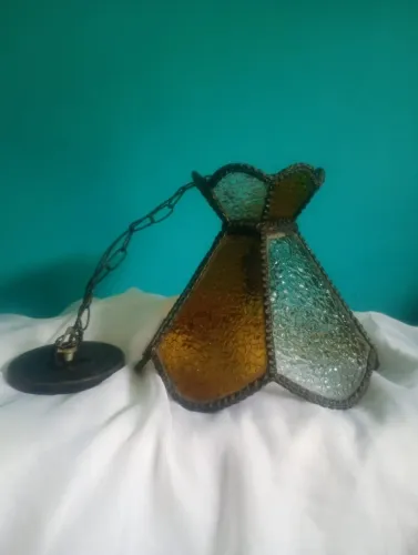 Antigo lustre estilo Tiffany com vitral incolor e âmbar