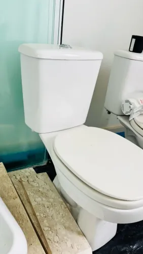 Kit vaso sanitário com caixa acoplada + assento