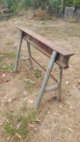 Vendo urgente, 01 bancada pra torno e 01 morsa de mesa com preço bom e barato.