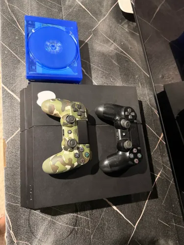 Vendo ps4 500gb com dois controles com defeito no analógico e 4 jogos. 