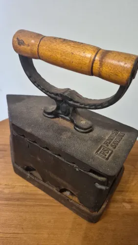 Ferro vintage de passar a brasa para colecionadores