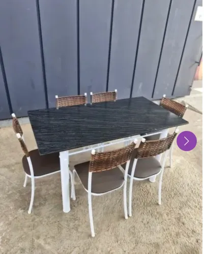 Mesa de 6 cadeiras.