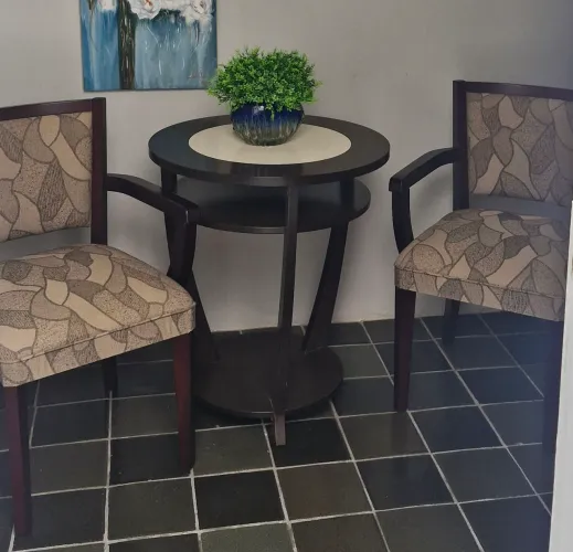 Mesa e par de cadeiras novas clássicas retrô