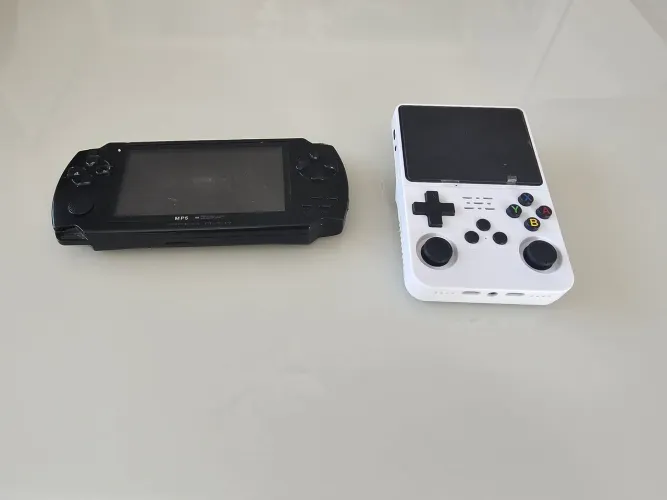 Lote Gamer: Console R36S (Tela c/ defeito) + MP5 Player (Bateria ruim)