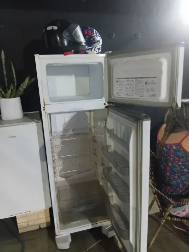 Vendo geladeira em perfeitas condições funcionando bem