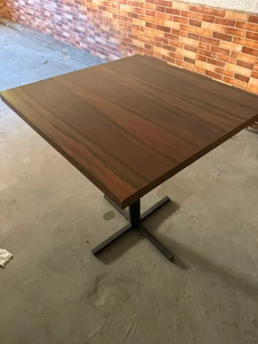 12 mesas, 70x70cm, tempo de MDF, base de ferro, preço unitário 340 