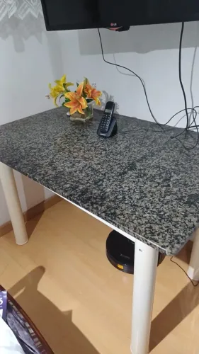 Mesa de granito (sem cadeiras)