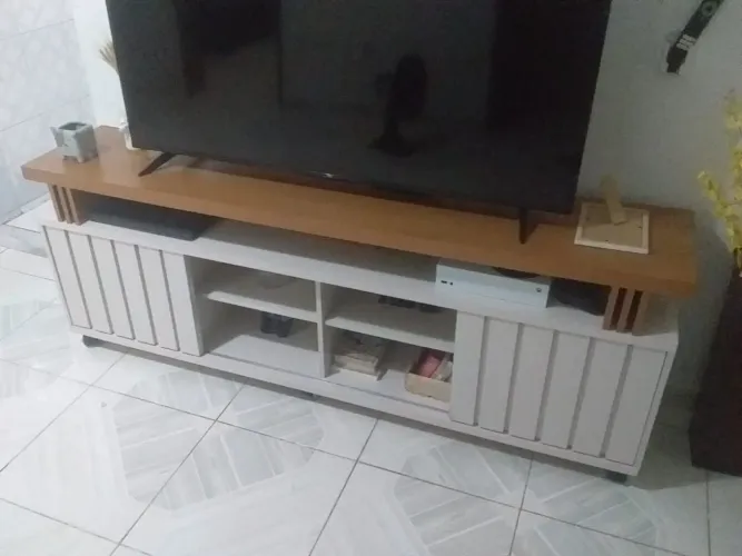 RACK PARA TV MODERNO - BRANCO COM MADEIRA - POUCO USO