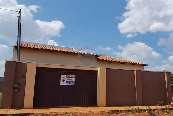 Casa Espaçosa e Bem Localizada Aguarda por Você
