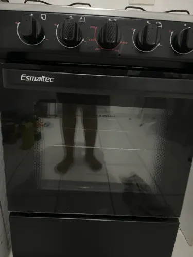 Fogão preto, 4 bocas em perfeito estado.valor a negociar!