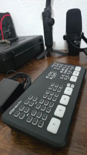 Mes de corte ATEM mini PRO Blackmagic - Mesa de Corte 4 Canais HDMI