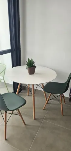 Conjunto mesa com duas cadeiras (Eames)