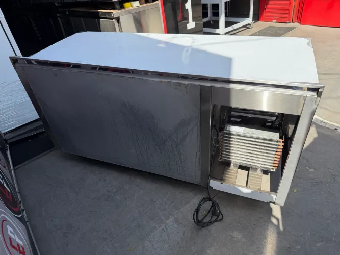 VENDO UM BALCÃO REFRIGERADO 2 PORTAS SEMI NOVO AÇO INOX