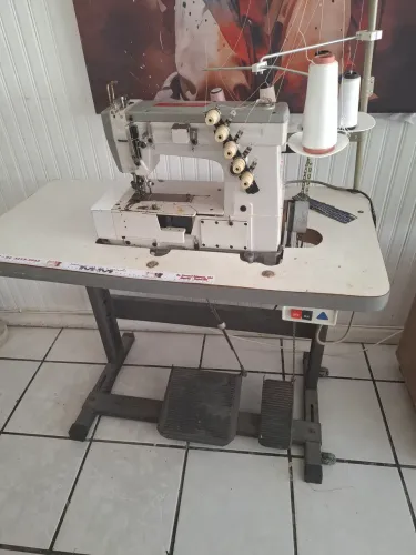 Maquina de costura industral 5 fios com cobertura.