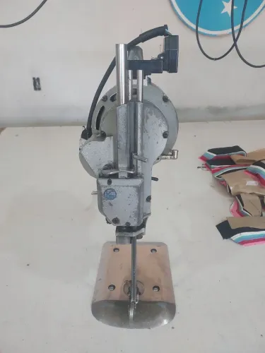 Maquina de cortar tecido