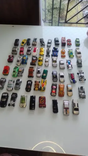 Carrinhos Hotwheels e Maisto usados para colecionadores e afins