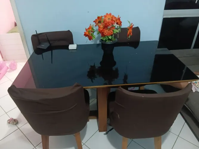 VENDO MESA COM 4 CADEIRAS