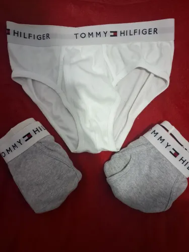 3 Cuecas Tommy Hilfiger com abertura M, 2 cinza e 1 branca. 
