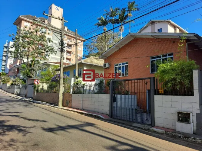 Casa com terreno multifamiliar Agronômica Florian.