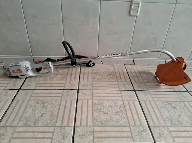 Roçadeira Sthiil FSE-60 elétrica.