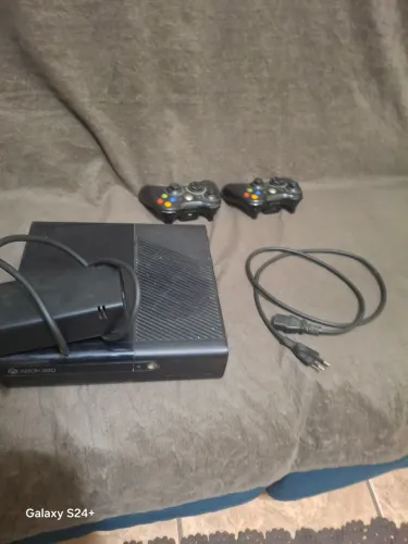 Xbox 360 E Bloqueado 2015 com 2 controles Originais xbox 360
