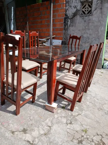 Uma mesa 06 cadeiras.