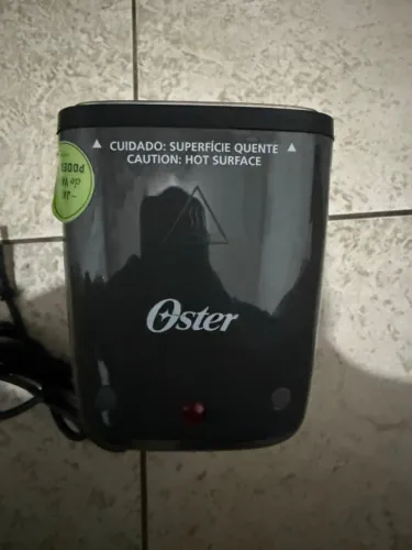 Vaporizador de Roupas Portátil Oster V085HY - Vertical - Funcionando