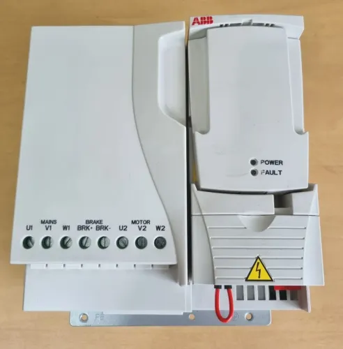 Inversor de Frequência ABB ACS355-03E-23A1-4 (15CV / 380V) - Novo