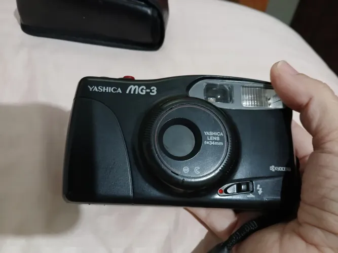 Câmera Analógica Yashica MG-3 original com capa