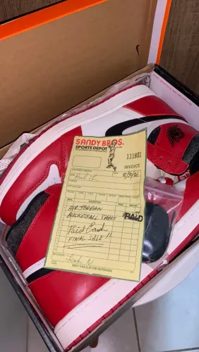Tênis Nike Air Jordan 1 High Chicago Lost and Found