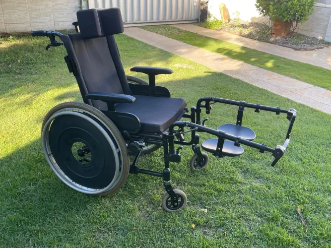 Cadeira de Rodas com encosto de cabeça