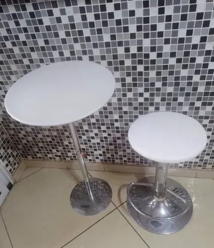 Conjunto bistrô de mesa com banqueta 