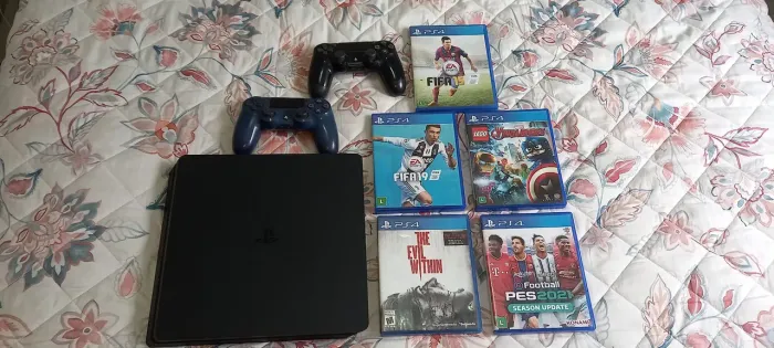 PS4 Slim 500 Gb 02 (dois) controles 5 jogos