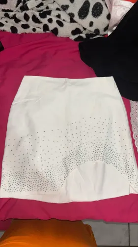 Saia de strass na etiqueta