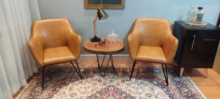 Mesa lateral de tronco de árvore estilo rústico muito bonita tenho mais unidades