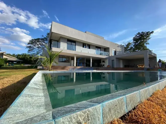 Casa de condomínio para venda possui 623 metros quadrados com 4 quartos