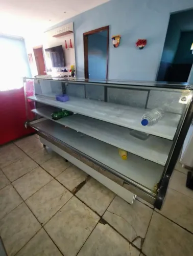 Vitrine gelada refrigerada gelando muito , placa fria com 2 metros de medidas 