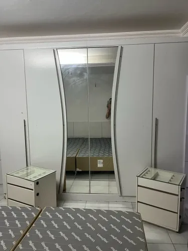 Guarda roupa com criado