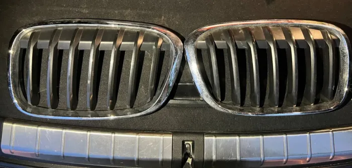 Grade frontal original BMW X1 2016. ÓTIMA OPORTUNIDADE