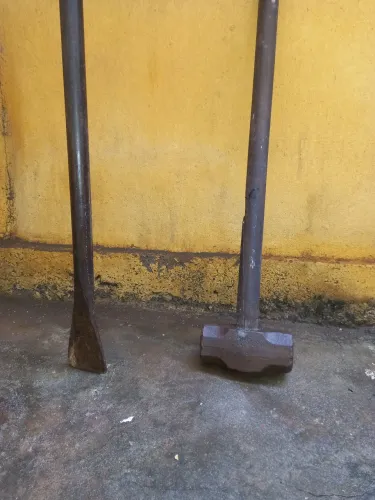 1 alavanca 1 uma marreta 1.46 de comprimento e uma mareta de 5 kilos .