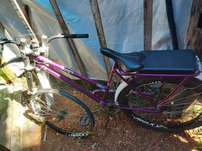 Bicicleta aro 26 (falta  o pneu dianteiro)..