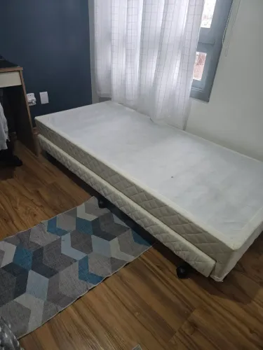 Box solteiro com cama auxiliar