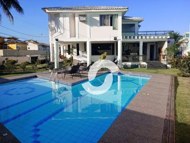 Linda casa, 4 dormitórios à 100m da praia, 480 m² por R$ 3.500.000, - Camboinhas - Niterói