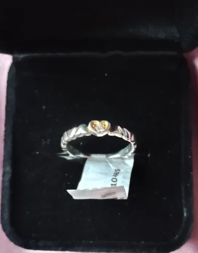 Anel de Prata com detalhes em Zircônia. 