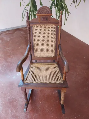 Cadeira de balanço madeira maciça e telinha