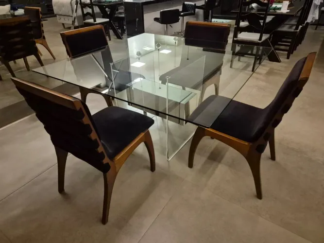 A Mesa (Design Totalmente em Vidro)